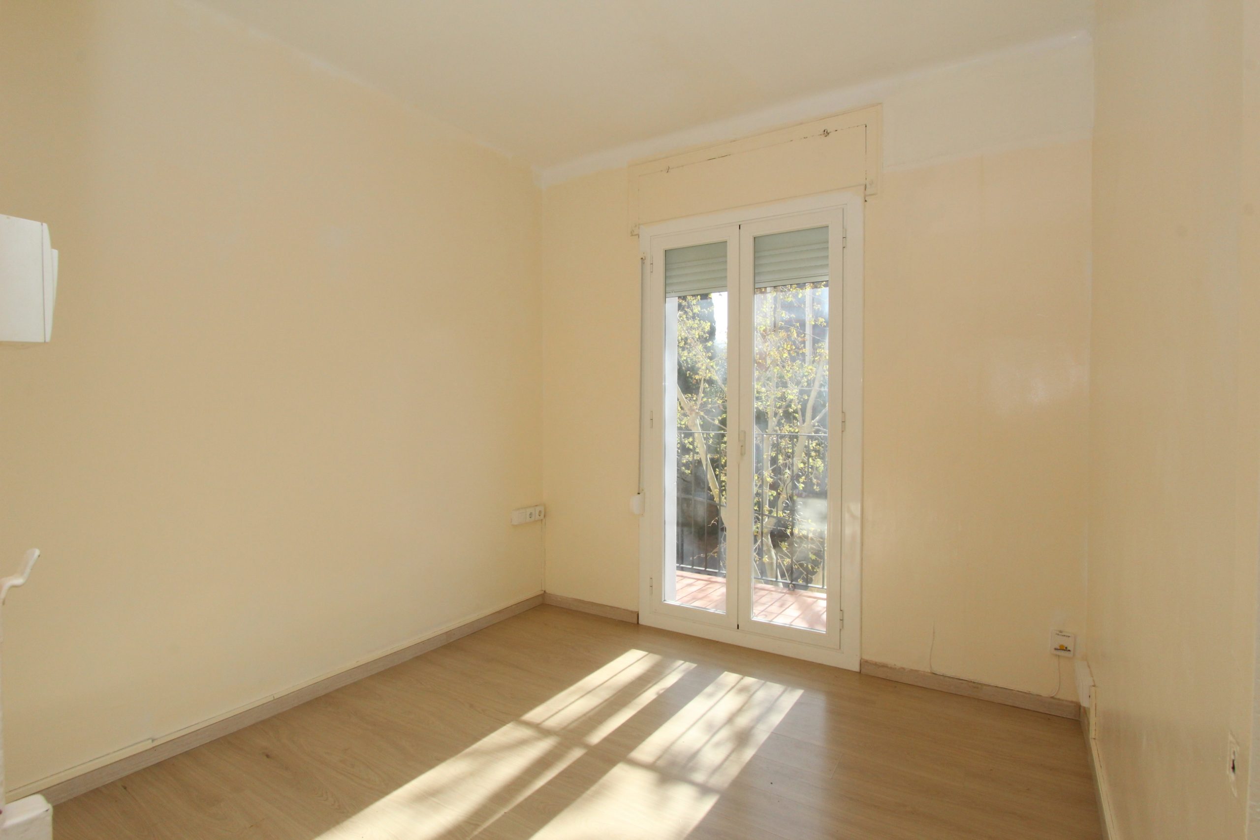 EN FINCA DEL AÑO 1937. 2º PISO CON ASCENSOR DE 60M2. EN EL CORAZON DEL PARALELO. 3 HABITACIONES 1 BAÑO 2 BALCONES. MUCHAS POSIBILIDADES. CONVERTIBLE EN UN PISO TOTALMENTE DIAFANO. TIPO LOFT. BIEN COMUNICADO. COMUNIDAD CON TERRAT.